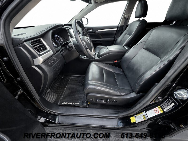 2017 Toyota Highlander XLE AWD 4dr SUV - Photo 10 - Middletown, OH 45042