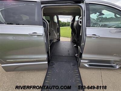 2019 Chrysler Pacifica Touring L Mobility Van - Photo 18 - Middletown, OH 45042