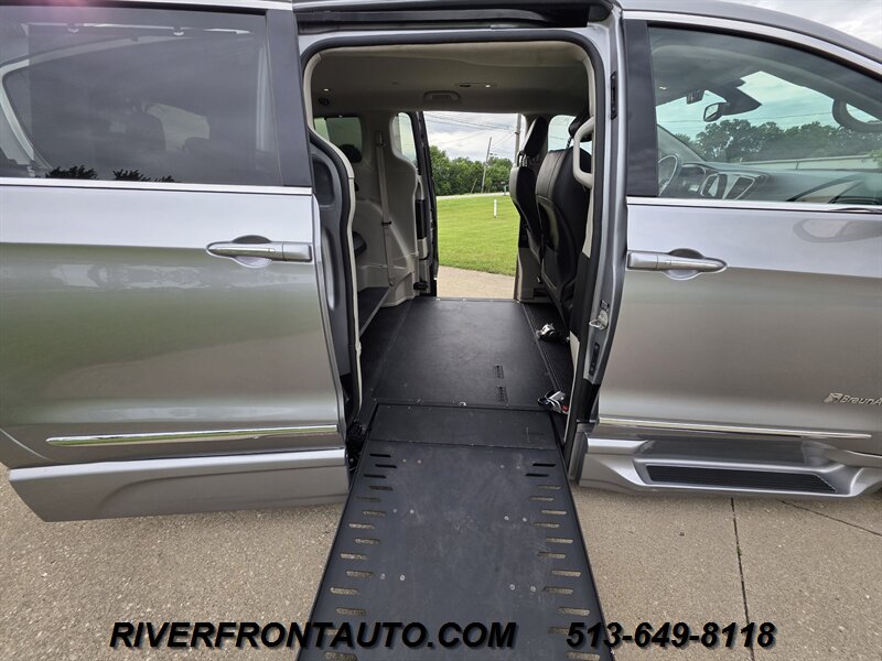 2019 Chrysler Pacifica Touring L Mobility Van - Photo 18 - Middletown, OH 45042
