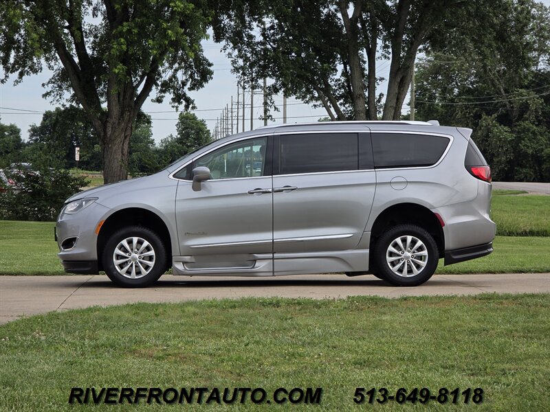2019 Chrysler Pacifica Touring L Mobility Van - Photo 7 - Middletown, OH 45042