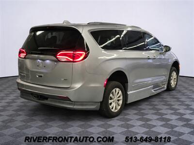 2019 Chrysler Pacifica Touring L Mobility Van   - Photo 5 - Middletown, OH 45042