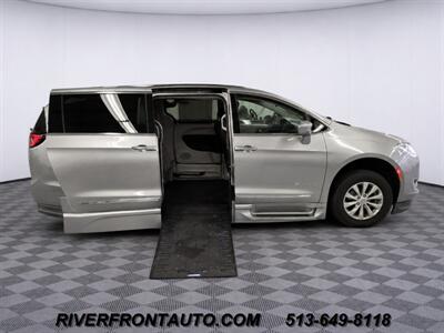2019 Chrysler Pacifica Touring L Mobility Van   - Photo 13 - Middletown, OH 45042
