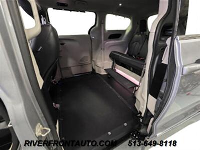 2019 Chrysler Pacifica Touring L Mobility Van   - Photo 11 - Middletown, OH 45042