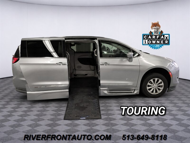 2019 Chrysler Pacifica Touring L's photo