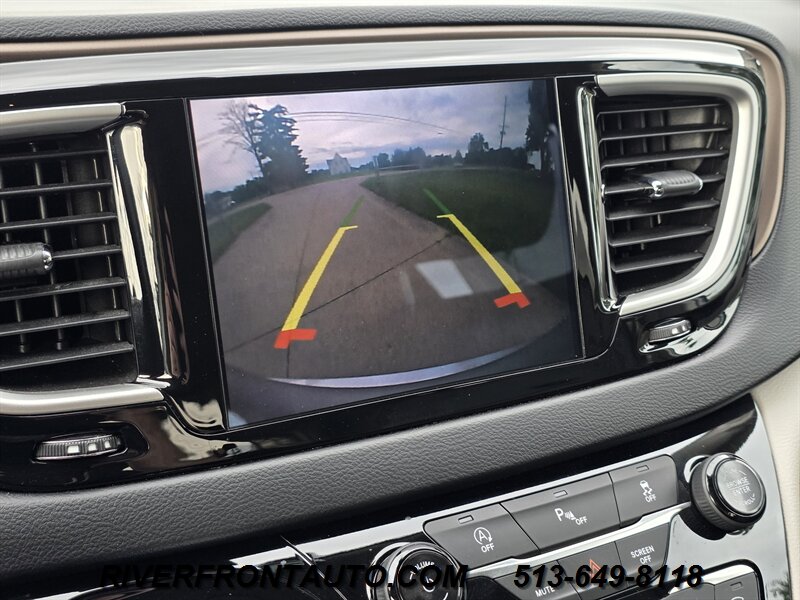 2019 Chrysler Pacifica Touring L Mobility Van - Photo 13 - Middletown, OH 45042