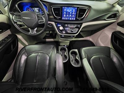 2019 Chrysler Pacifica Touring L Mobility Van   - Photo 2 - Middletown, OH 45042