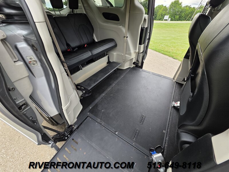 2019 Chrysler Pacifica Touring L Mobility Van - Photo 21 - Middletown, OH 45042