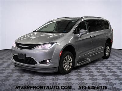 2019 Chrysler Pacifica Touring L Mobility Van   - Photo 4 - Middletown, OH 45042