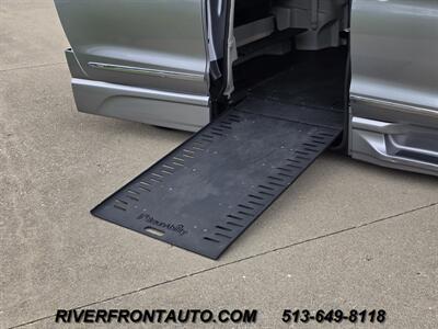 2019 Chrysler Pacifica Touring L Mobility Van - Photo 4 - Middletown, OH 45042