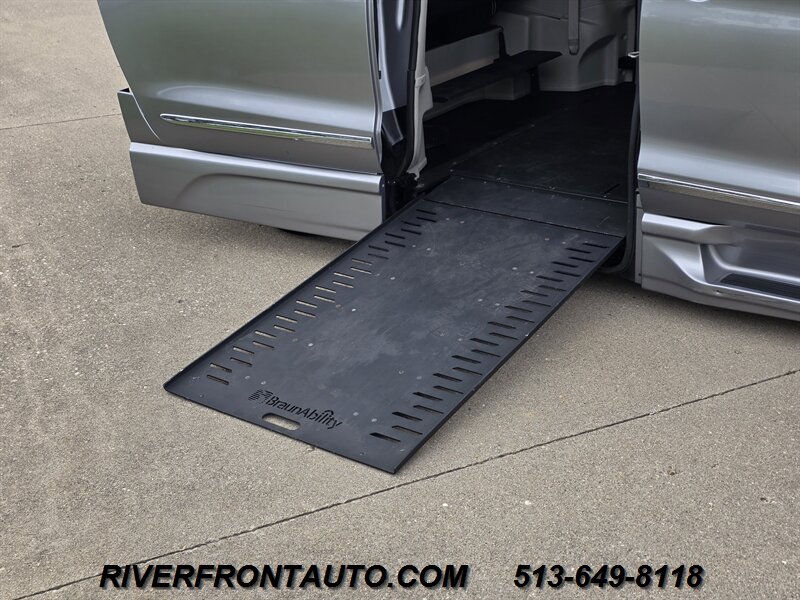 2019 Chrysler Pacifica Touring L Mobility Van - Photo 4 - Middletown, OH 45042