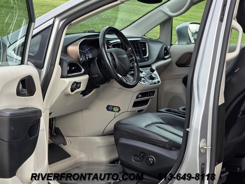 2019 Chrysler Pacifica Touring L Mobility Van - Photo 3 - Middletown, OH 45042