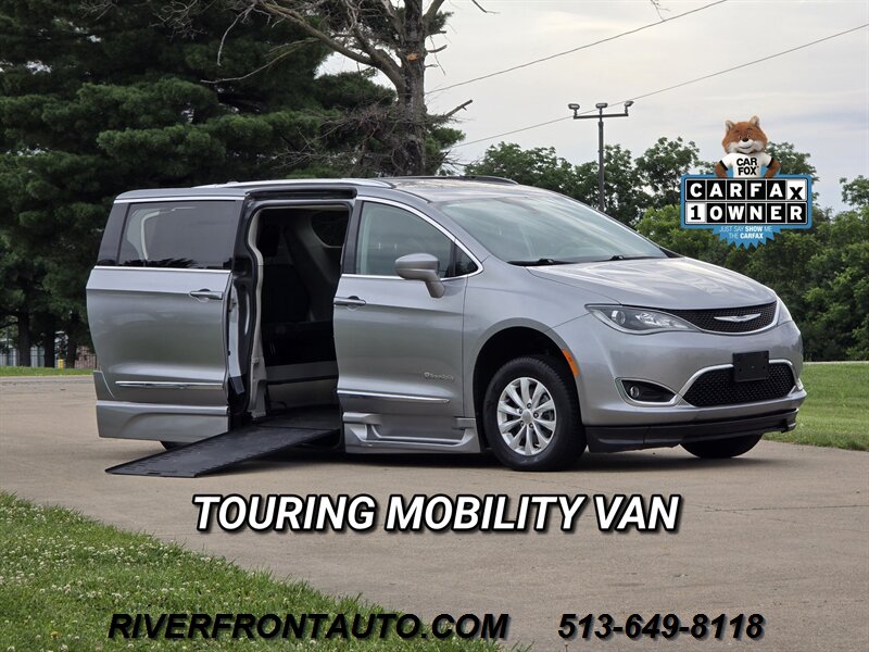 2019 Chrysler Pacifica Touring L Mobility Van   - Photo 1 - Middletown, OH 45042