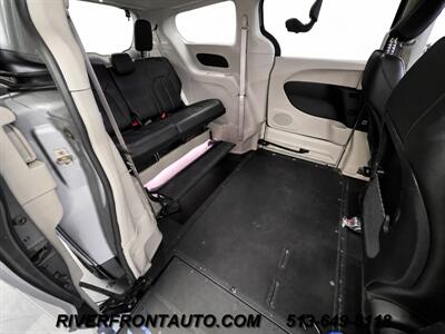 2019 Chrysler Pacifica Touring L Mobility Van   - Photo 10 - Middletown, OH 45042