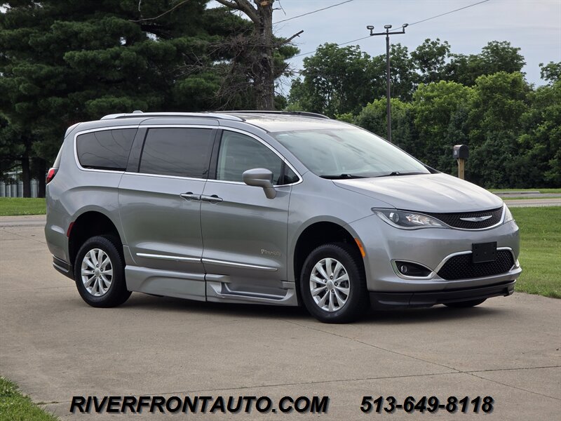 2019 Chrysler Pacifica Touring L Mobility Van - Photo 15 - Middletown, OH 45042