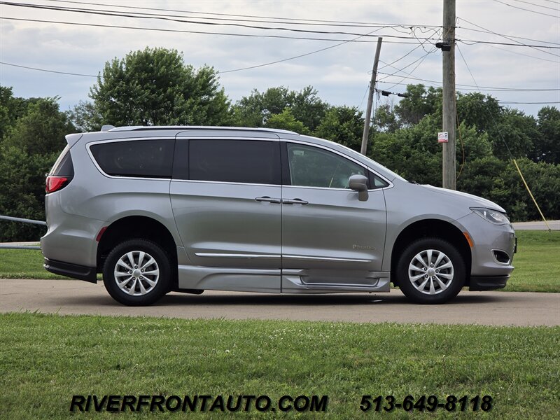 2019 Chrysler Pacifica Touring L Mobility Van - Photo 9 - Middletown, OH 45042