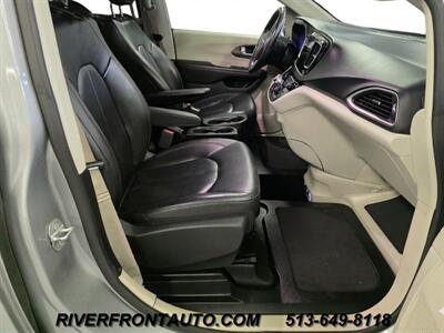 2019 Chrysler Pacifica Touring L Mobility Van   - Photo 7 - Middletown, OH 45042