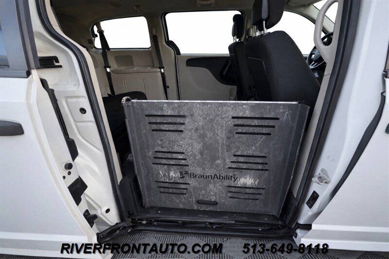 2020 Dodge Grand Caravan SE MOBILITY VAN - Photo 13 - Middletown, OH 45042