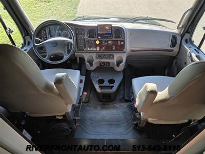 2023 Bolt Apollo 40S3 Custom ShowCoach 8.9L   - Photo 8 - Middletown, OH 45042
