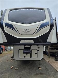 2024 Keystone Montana 377FL   - Photo 9 - Bemidji, MN 56601