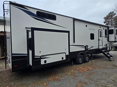 2024 Keystone Montana 377FL   - Photo 2 - Bemidji, MN 56601