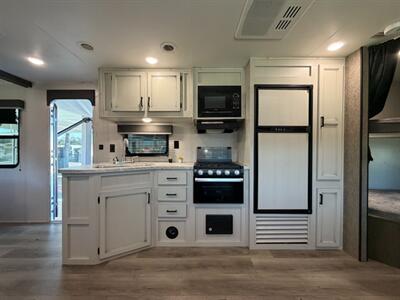 2021 Highland Ridge RV 26BH   - Photo 8 - Hemet, CA 92544