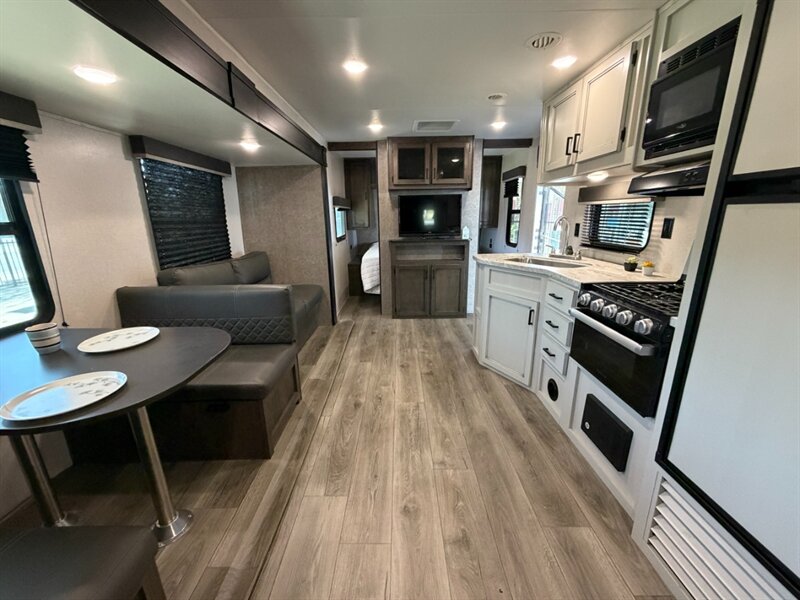 2021 Highland Ridge RV 26BH   - Photo 17 - Hemet, CA 92544