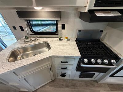 2021 Highland Ridge RV 26BH   - Photo 12 - Hemet, CA 92544