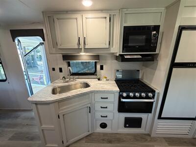 2021 Highland Ridge RV 26BH   - Photo 11 - Hemet, CA 92544