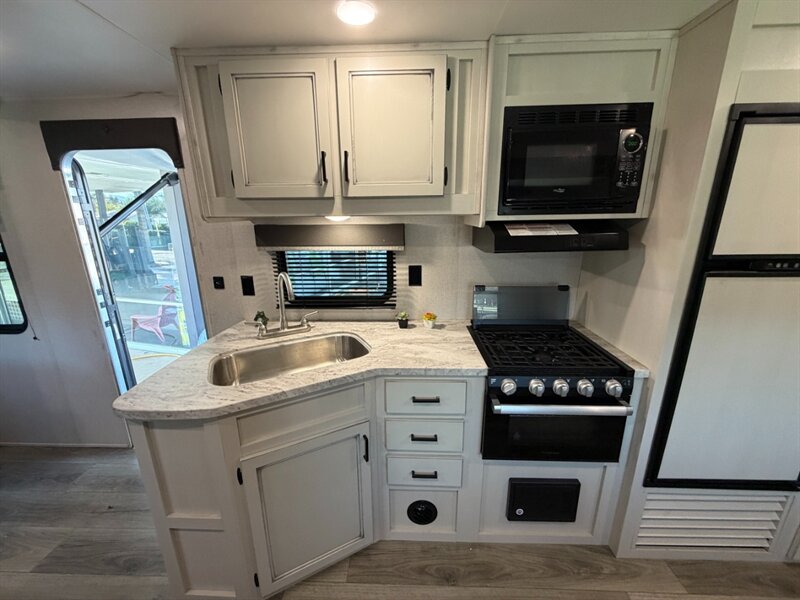 2021 Highland Ridge RV 26BH   - Photo 11 - Hemet, CA 92544