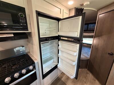 2021 Highland Ridge RV 26BH   - Photo 13 - Hemet, CA 92544