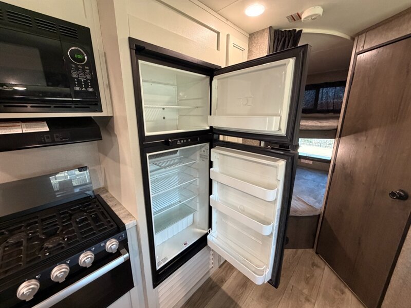 2021 Highland Ridge RV 26BH   - Photo 13 - Hemet, CA 92544