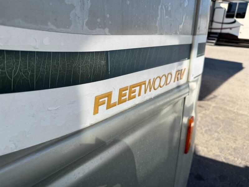 2004 Fleetwood Southwind 32VS   - Photo 3 - Hemet, CA 92544