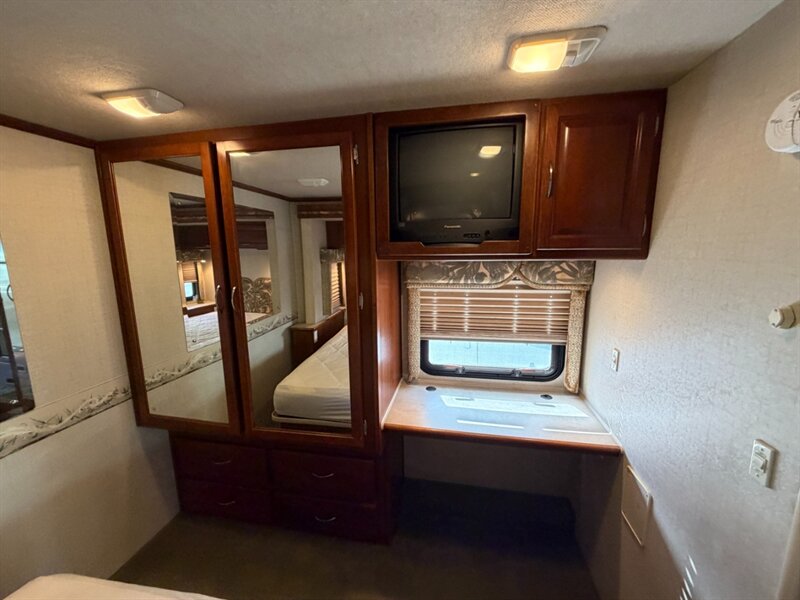 2004 Fleetwood Southwind 32VS   - Photo 21 - Hemet, CA 92544