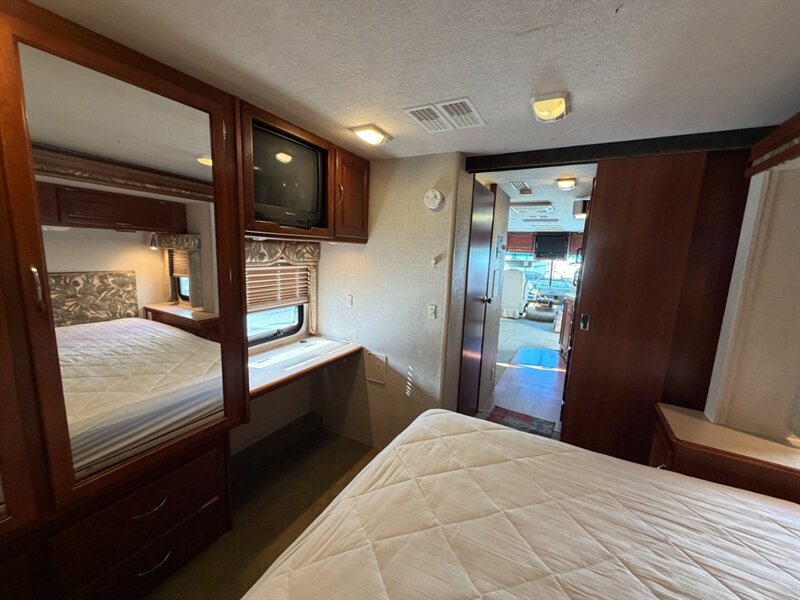 2004 Fleetwood Southwind 32VS   - Photo 19 - Hemet, CA 92544