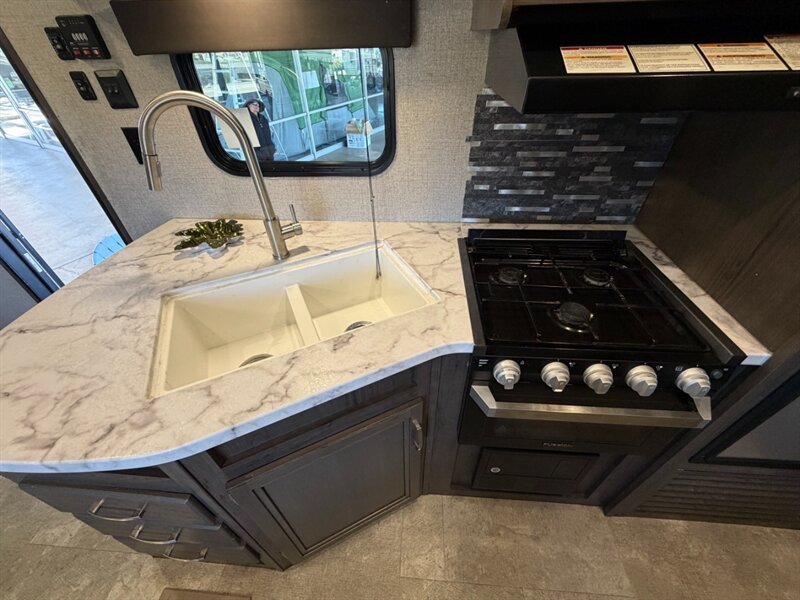 2020 Jayco Jay Flight SLX 8 242BHS   - Photo 10 - Hemet, CA 92544