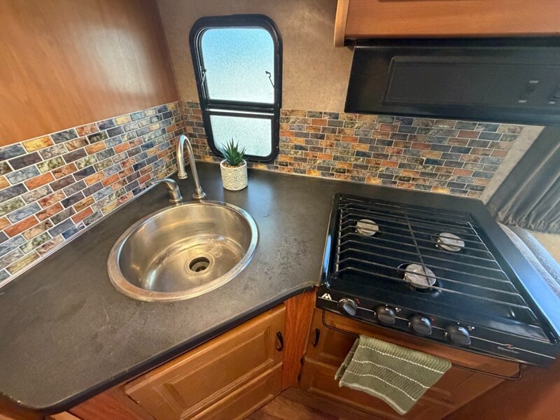 2016 Forest River Majestic 23AA   - Photo 14 - Hemet, CA 92544