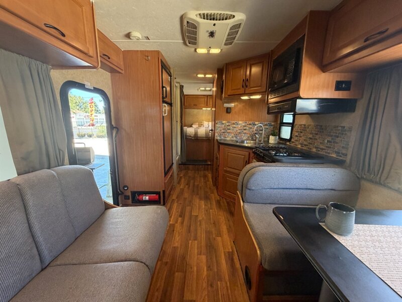2016 Forest River Majestic 23AA   - Photo 12 - Hemet, CA 92544