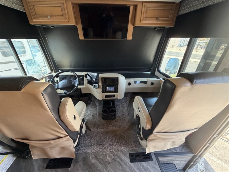 2019 Newmar Bay Star 3014   - Photo 6 - Hemet, CA 92544