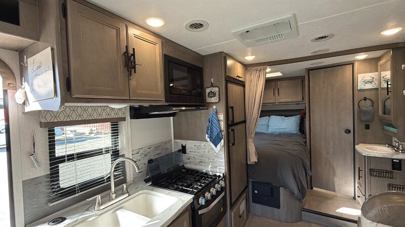 2020 Coachmen Prism 2150CB   - Photo 28 - Hemet, CA 92544