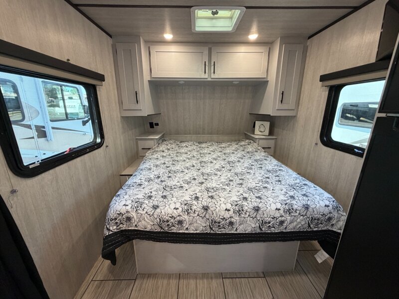 2024 Genesis Supreme Sea Breeze 27RLS   - Photo 13 - Hemet, CA 92544