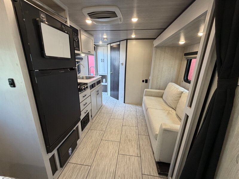 2024 Genesis Supreme Sea Breeze 27RLS   - Photo 15 - Hemet, CA 92544