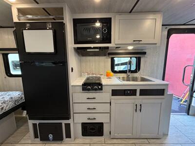 2024 Genesis Supreme Sea Breeze 27RLS   - Photo 7 - Hemet, CA 92544