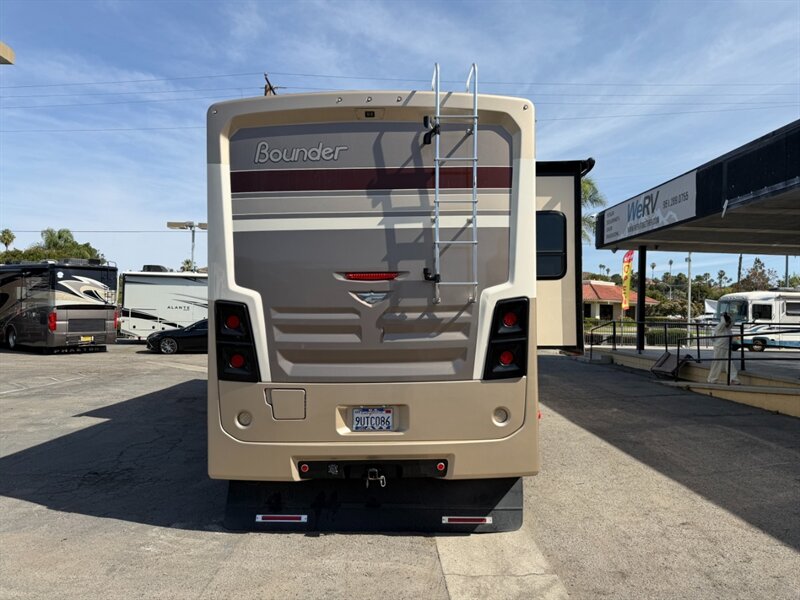 2016 Fleetwood Bounder 35K   - Photo 4 - Hemet, CA 92544