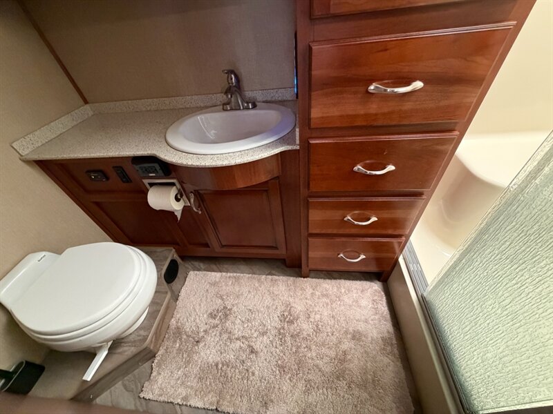 2016 Fleetwood Bounder 35K   - Photo 19 - Hemet, CA 92544