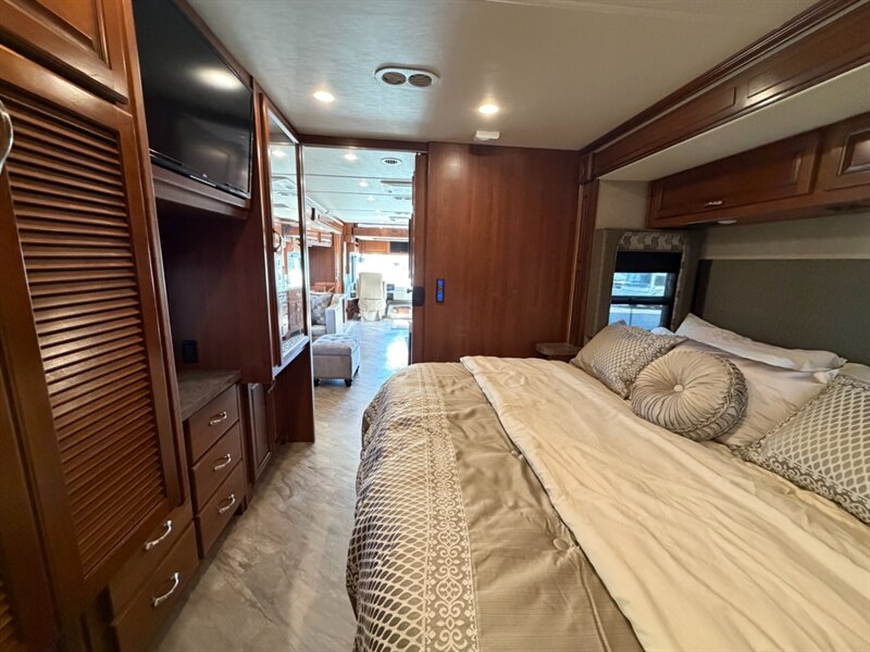 2016 Fleetwood Bounder 35K   - Photo 23 - Hemet, CA 92544