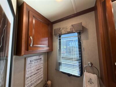 2016 Fleetwood Bounder 35K   - Photo 15 - Hemet, CA 92544