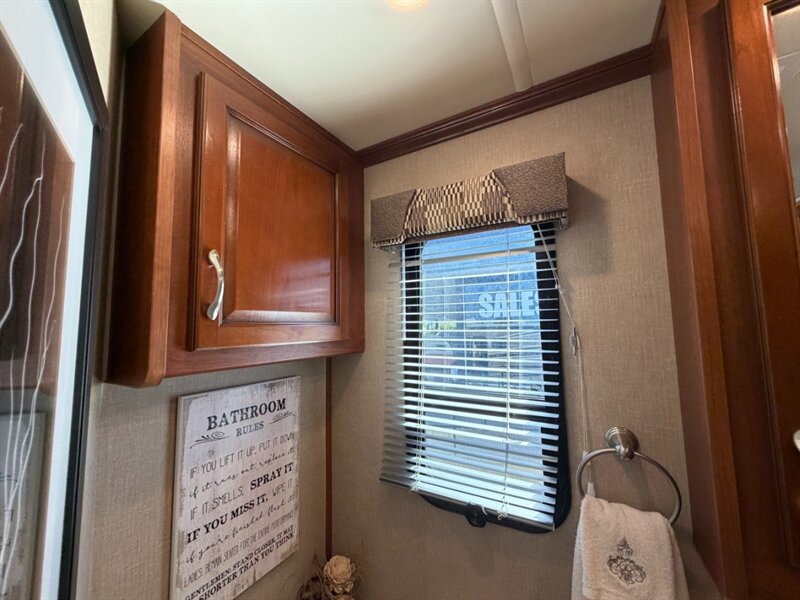 2016 Fleetwood Bounder 35K   - Photo 15 - Hemet, CA 92544