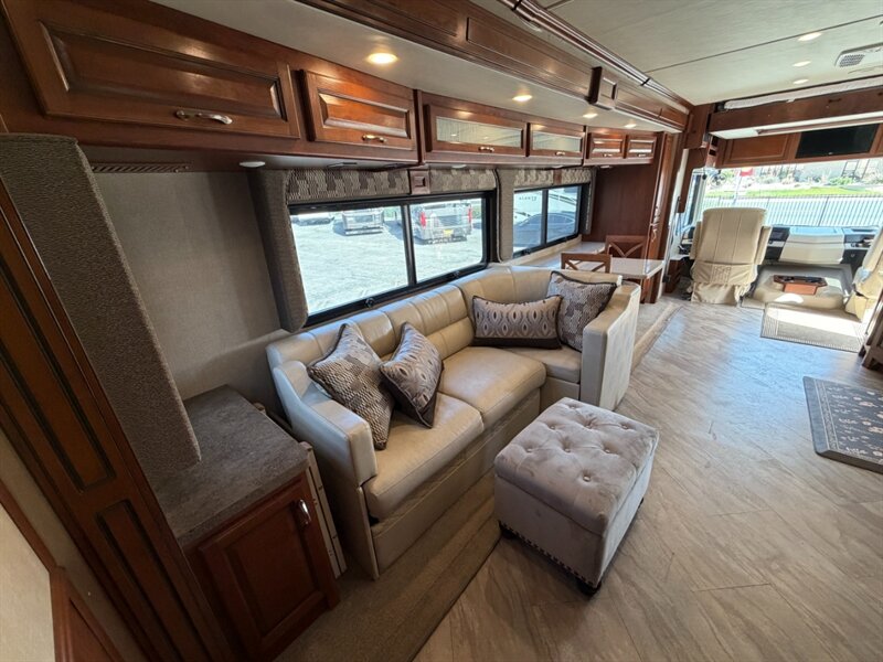 2016 Fleetwood Bounder 35K   - Photo 13 - Hemet, CA 92544