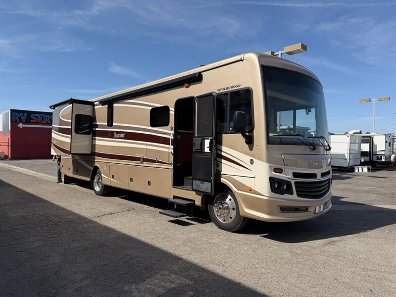 2016 Fleetwood Bounder 35K   - Photo 1 - Hemet, CA 92544