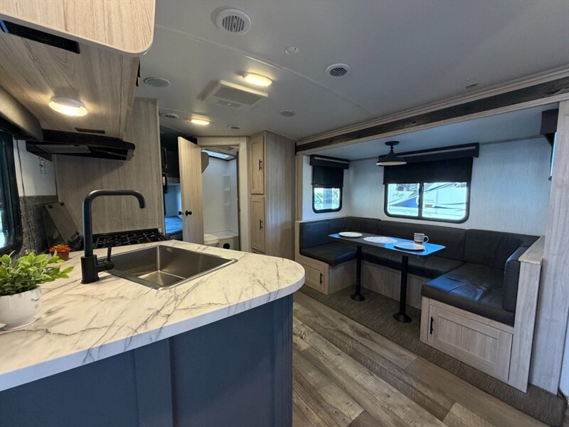 2022 Heartland Sundance Ultra Lite 241BH   - Photo 7 - Hemet, CA 92544